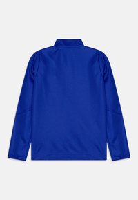 Košile s dlouhým rukávem v živé modré barvě. Obsahuje límeček a hladkou texturu s plochými švy a žádnými viditelnými ozdobami.