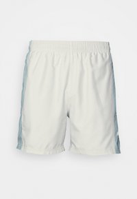 Shorts blancs avec une taille élastique, présentant des panneaux latéraux bleu clair et une texture lisse. Aucun motif ou élément matériel visible.