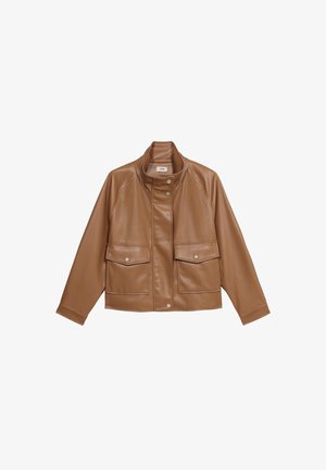Chaqueta de cuero sintético marrón con un cuello alto, dos bolsillos frontales, cierre a presión y un diseño corto. Presenta una textura suave y líneas limpias.