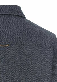 Mørkeblå skjorte med en struktureret stof, der har krave og kontrastfyldt orange syning langs bagsømmen.