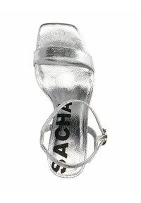 Zilveren metallic hoge hak sandaal met een vierkante neus, enkele voorkeursband en enkelbandje; bevat een zwart merklogo op de binnenzool.