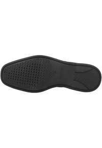 Suela de zapato de goma negra con un patrón texturizado y perforaciones para proporcionar tracción y flexibilidad. Bordes suaves con una forma definida.