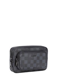 Czarny portfel z tkaniny w kratę o gładkiej fakturze, z główną przegrodą zapinaną na zamek oraz dodatkową przednią kieszenią. Srebrne elementy metalowe.