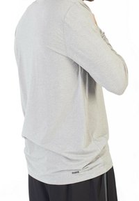 Grijze langemouwen shirt gemaakt van een gestructureerde stof, met een subtiel ruitpatroon, een relaxed fit en een zichtbaar ProW-logo nabij de zoom.