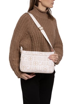 Borsa bianca con una texture liscia, caratterizzata da un motivo logo stampato in beige su tutta la superficie. Presenta una tracolla staccabile e una chiusura con zip.