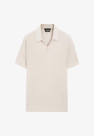 Polo a maniche corte beige con colletto morbido e scollatura a V, realizzato in 100% cotone, presentato su uno sfondo bianco semplice.