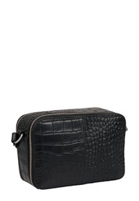 Borsa in pelle nera con motivo coccodrillo, chiusura con zip e accessori in argento. Forma rettangolare, texture liscia con una finitura lucida.