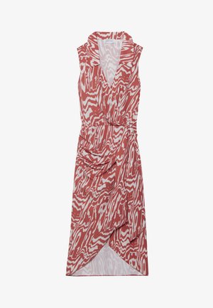 Piros és fehér ujjatlan ruha, galléros nyakkal, keresztbefordított dizájnnal és texturált, zebra-szerű mintával. Ráadásul drapírozott derékrész jellemzi.