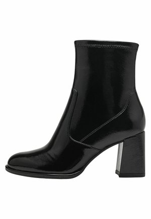 Bottine noire en matériau brillant avec un bout carré et un talon bloc prononcé. Présente un design minimal et aucun matériel visible.