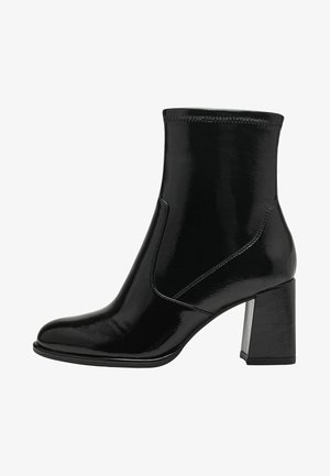 Stivaletto nero alla caviglia realizzato in materiale lucido con punta quadrata e tacco a blocco prominente. Presenta un design minimale e senza hardware visibile.