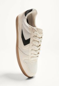 Bershka Sneakers - white