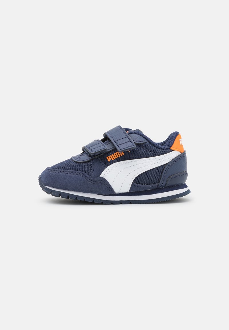 Sneakers da bambino blu navy con dettagli bianchi e logo arancione, dotate di cinturino a strappo, tessuto testurizzato e suola in gomma antiscivolo.