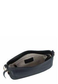 Schwarze Ledertasche mit Reißverschluss, glatter Außenseite und beigem Innenfutter mit Markenlabel und Metallakzenten.