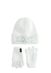 Valge koonuseline beanie, millel on sooniktekstuur ja teemantmuster, ning "ALLSAINTS" hõbesädelevate studide kujul. Sobivad valged kootud kindad, avatud sõrmedega disain.