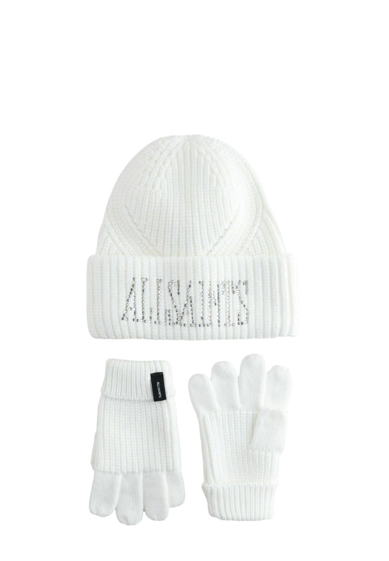 Valge koonuseline beanie, millel on sooniktekstuur ja teemantmuster, ning "ALLSAINTS" hõbesädelevate studide kujul. Sobivad valged kootud kindad, avatud sõrmedega disain.