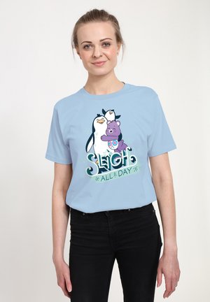 Lyseblå bomulds t-shirt med et grafisk motiv af to tegneseriepingviner og en lilla bjørn med teksten "SLEIGH ALL DAY" i fede bogstaver.