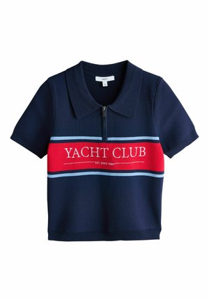 Granatowa koszulka polo z krótkim rękawem, zapinana z przodu na zamek, z czerwoną poziomą linią na wysokości klatki piersiowej z napisem "Yacht Club Est. Since 1989."