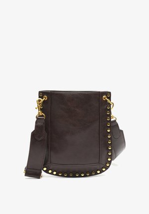 Braune Ledertasche mit rechteckiger Form, goldfarbenen Nieten entlang der Kante und abnehmbarem Riemen. Glatte Textur und minimalistisches Design.