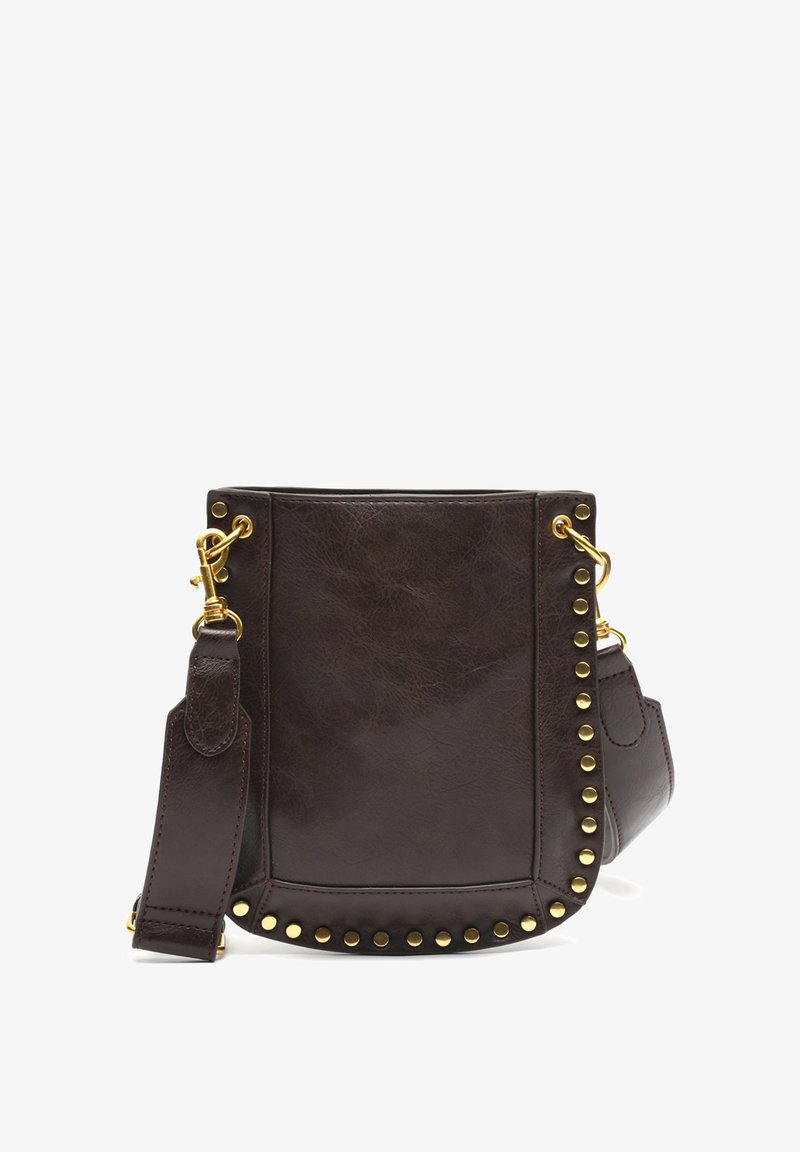 Sac en cuir marron de forme rectangulaire, avec des clous dorés le long du bord et une bandoulière amovible. Texture lisse et design minimaliste.
