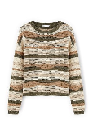 Sweter na długi rękaw wykonany na szydełku z poziomymi falistymi paskami w beżu, brązie i oliwkowej zieleni na białym tle.