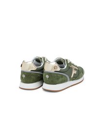 Grüne Wildleder-Sneaker mit goldenen metallischen Akzenten, grauen Details, weißen Sohlen und einem Baum-Logo an der Ferse. Mit Schnürverschluss.