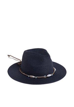 Chapeau fedora tissé noir à large bord avec un ruban décoratif comportant des perles mélangées et un accent de cordon de cuir noué.