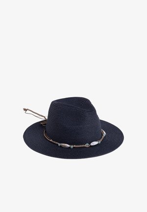 Czarny, szeroki kapelusz fedora wykonany z plecionego materiału, z ozdobną opaską zdobioną mieszanką koralików oraz przewiązaną skórzaną sznurówką.