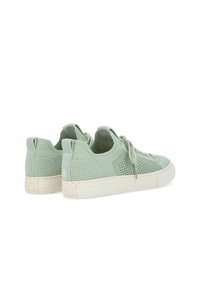 Baskets vert clair en mesh et textile, avec des orteils ronds, des lacets et une plateforme discrète dotée d'une semelle extérieure en crème texturée.