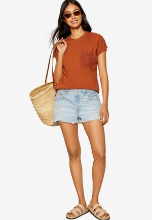Friends Like These REGULAR FIT - POCKET - Nyomott mintás póló - orange