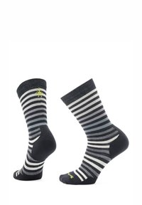 Calcetines a rayas en negro y gris con rayas contrastantes en blanco y azul claro. Cuentan con refuerzo en el talón y la punta, además de un pequeño logo amarillo.