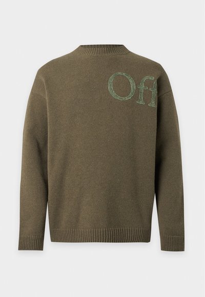 Pull en maille brun verdâtre avec col, poignets et ourlet côtelés, avec des lettres vertes brodées partiellement "Off" sur le haut gauche devant.