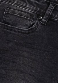 Svarta denimjeans med en slät yta, traditionell fickdesign, synlig sömnad och en klassisk rak passform.