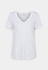 Camiseta blanca de algodón con escote en V, mangas cortas y un patrón floral en azul y negro, con una textura suave y un corte relajado.