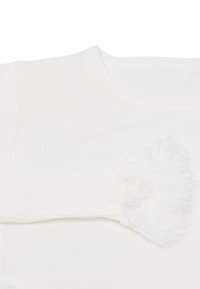 Hvid ribbet sweater med et struktureret ærme med frynse detaljer. Blødt strikket stof med rund halsudskæring og minimale design detaljer.