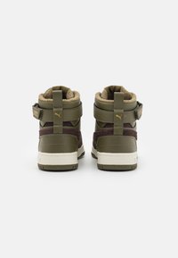 Höga sneakers i olivgrön och maroon med läder- och textilmaterial, som har en vadderad krage och justerbar rem.