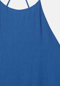 Robe en tissu bleu texturé avec fines bretelles et un décolleté légèrement arrondi sur fond blanc.