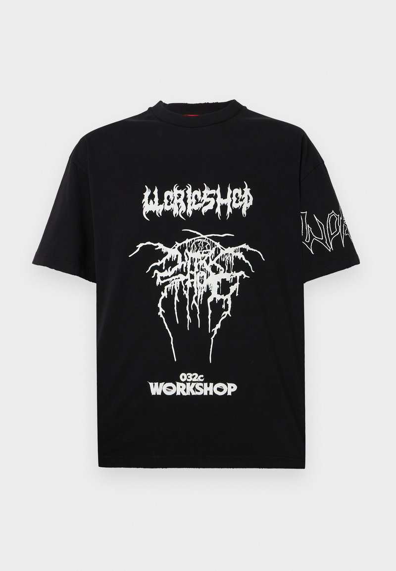 Sort bomulds t-shirt med dristige hvide grafiske tryk, inklusive ordet "WORKSHOP" og abstrakte designs på forsiden og ærmet.
