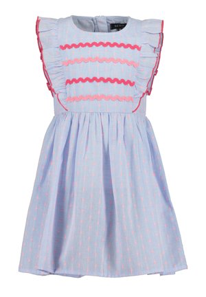 Vestito blu con maniche a volant, caratterizzato da dettagli scallop rosa e un motivo a pois. Tessuto morbido, lunghezza vicino al ginocchio, con chiusura a zip sul retro.