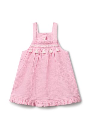 Roze mouwloos jurkje van gekreukt stof, met smocking bij het lijfje, decoratieve witte franjes en een gerimpelde zoom.