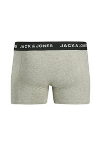 Harmaat puuvillabokserit mustalla elastisella vyötäröllä, jossa on valkoisena toistuva "JACK & JONES" -logo. Tasainen pinta.