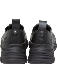 Baskets en cuir noir avec une semelle texturée, des tirettes à l'arrière et un accent métallique brillant. Design rond et rembourré pour le confort.