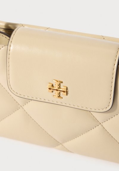 Beige κεντητή δερμάτινη τσάντα χειρός με καπάκι και χρυσό διακοσμητικό κούμπωμα με συμμετρικό σχέδιο σταυρού.