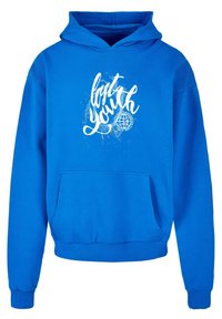 Hanorac azul cu glugă, cu un buzunar frontal, având inscripția albă în stil cursiv "last youth" și un design grafic circular. Materialul pare moale și texturat.