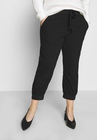 Kaffe Curve - CAPRI PANTS - Shortsit - black deep Pienoiskuva 1