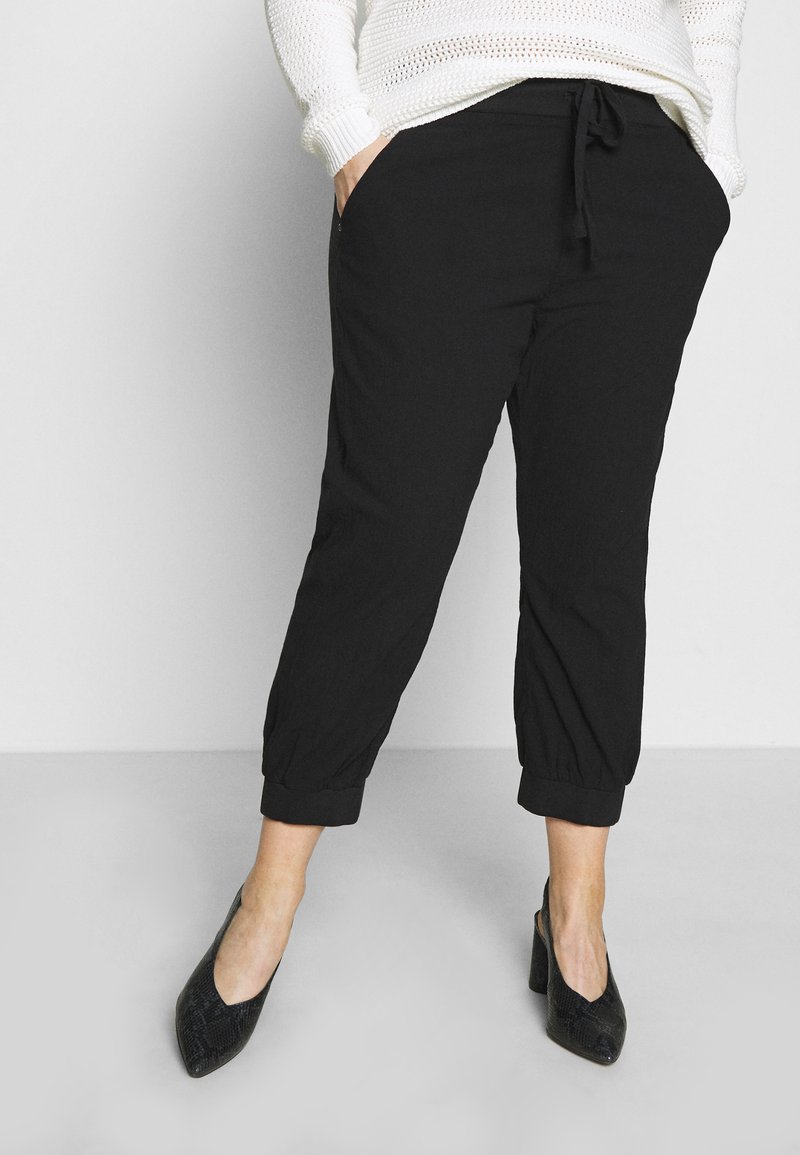 Kaffe Curve - CAPRI PANTS - Shortsit - black deep, Suurenna