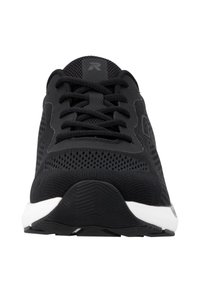 Schwarzer Netz-Sportschuh mit schwarzen Schnürsenkeln, weißer Zwischensohle und strukturierter schwarzer Außensohle, von vorne gesehen.