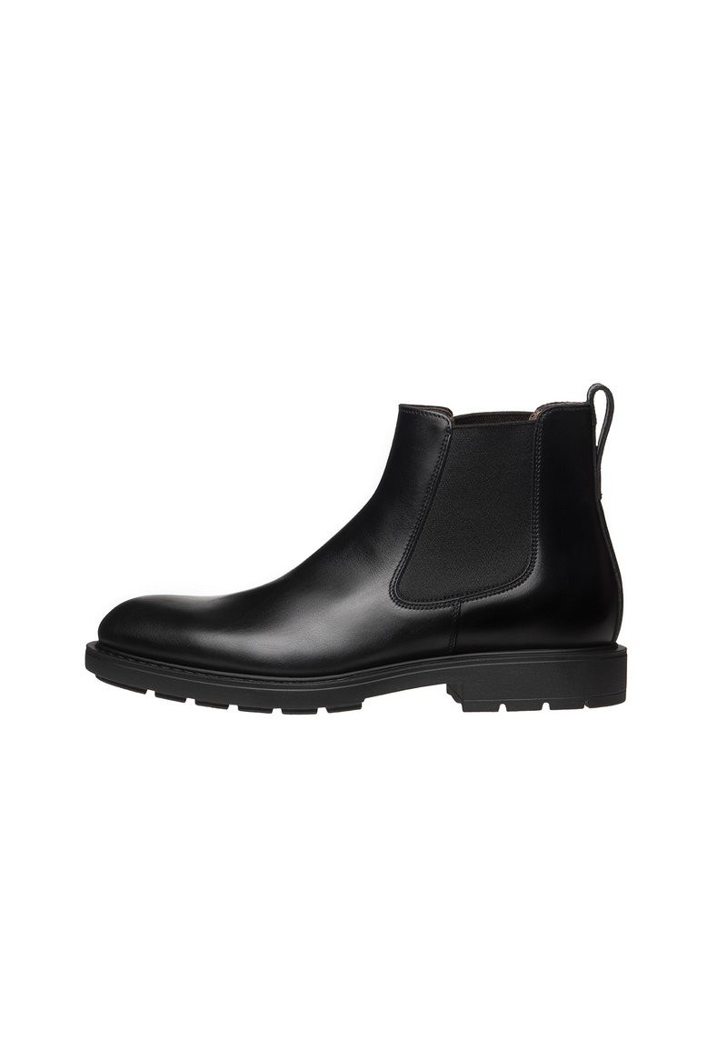 Bottine Chelsea en cuir noir avec panneaux latéraux élastiques, languette, bout rond et semelle en caoutchouc texturée. Fini lisse avec des coutures minimales.