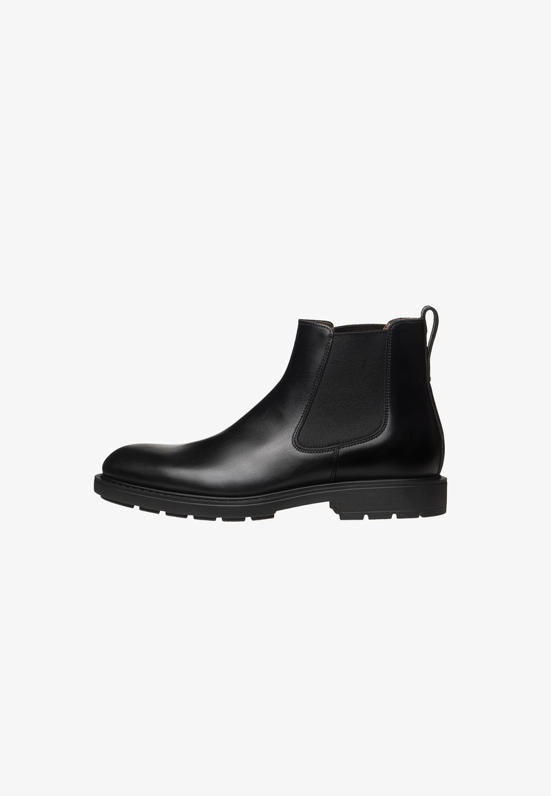 Bottine Chelsea en cuir noir avec panneaux latéraux élastiques, languette, bout rond et semelle en caoutchouc texturée. Fini lisse avec des coutures minimales.