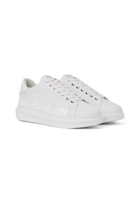 Par de zapatillas blancas bajas con cordones y ""Karl"" escrito en letra cursiva en el lateral, sobre un fondo blanco liso.