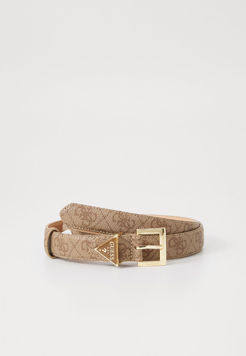 Ceinture Guess monogrammée beige avec une boucle rectangulaire dorée et un petit logo triangulaire, enroulée sur un fond blanc.